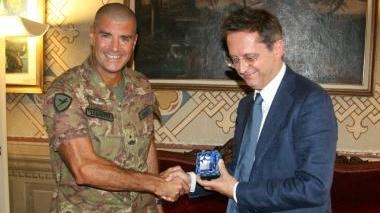 Il sindaco Filippeschi saluta il comandante della Folgore