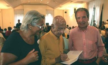 Mimmo Di Cesare a destra con Gillo Dorfles allincontro al Pasquini 