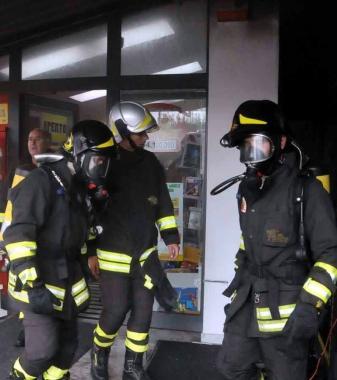 A sinistra i pompieri al lavoro per spegnere lincendio 