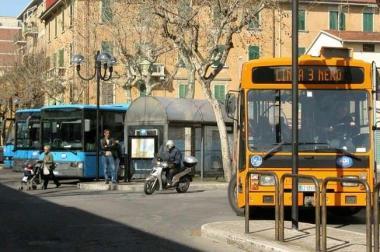 Il capolinea dei bus in via Leonardo da Vinci   