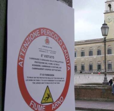 Un cartello indica il rischio cadute 