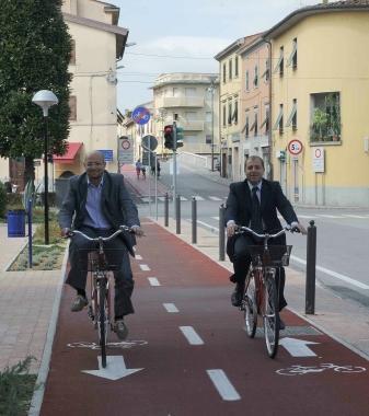 Il sindaco Millozzi e il vice Sonetti in bicicletta 