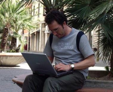 Un giovane mentre naviga sul proprio pc portatile 