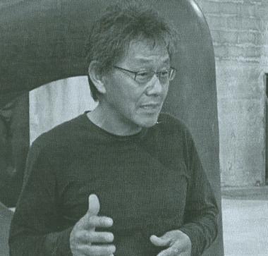 Lo scultore Kan Yasuda e una immagine della mostra che Pietrasanta ha aperto a Seoul in Corea   