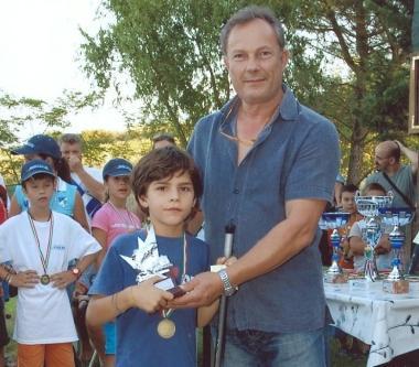 Sopra una veduta del lago di Ormicello preso dassalto dai giovani pescatori durante la finale della terza edizione del campionato 