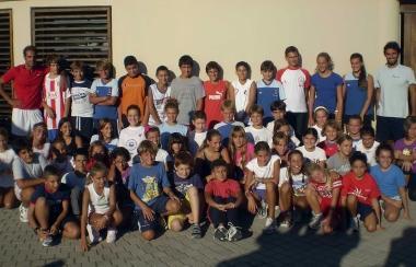 <b>RADUNO. </b>A sinistra il gruppo degli Esordienti A, accanto un altro folto plotone di talenti del Nuoto Livorno ai Tre Ponti        