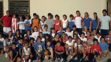 <b>RADUNO. </b>A sinistra il gruppo degli Esordienti A, accanto un altro folto plotone di talenti del Nuoto Livorno ai Tre Ponti