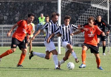 In basso il direttore sportivo della Massese Enrico Tommasi; a destra Zaniolo tenta di infastidire la retroguardia della Pistoiese nella sconfitta di domenica 