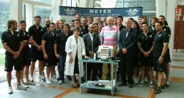 Foto di gruppo al Meyer al momento della consegna del defibrillatore 