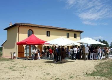 La casa di Ventignano a Fucecchio nel giorno dell inaugurazione e, sotto, un interno 