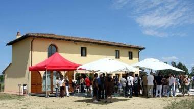 La casa di Ventignano a Fucecchio nel giorno dell’ inaugurazione e, sotto, un interno