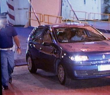 Lagente viene portato via dalla polizia 