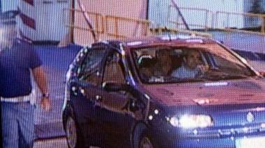 L’agente viene portato via dalla polizia