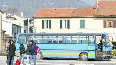 Un pullman in attesa di viaggiatori in piazza Italia