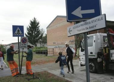 Operai che posizionano cartelli