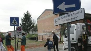 Operai che posizionano cartelli