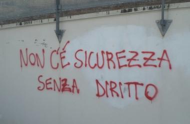 Le scritte contro il raduno leghista comparse ieri mattina sui muri in piazza del Bastione 