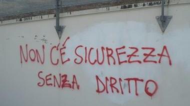 Le scritte contro il raduno leghista comparse ieri mattina sui muri in piazza del Bastione