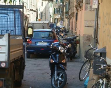 Scooter in via S. Nicolao dove non ci sono posti per la sosta   
