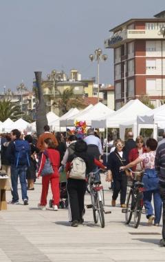 Il mercatino artigiano sulla Passeggiata di Lido