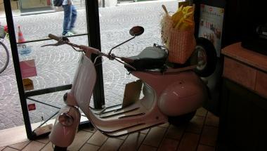 Sopra, la Vespa dentro la pizzicheria Dal Canto A sinistra, in vetrina alla farmacia Nanni A destra, alla Samar Sport 