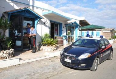 Carabinieri davanti ai bagni Sirena 