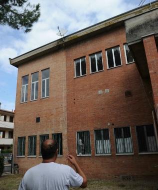 Due immagini del circolo Bertelli in viale Italia, dove &egrave; avvenuto il fatto 