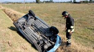 Si ribalta con l'auto nel fosso: esce illesa