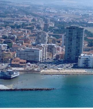 <b>A FOLLONICA. </b>Una veduta della zona del porto             