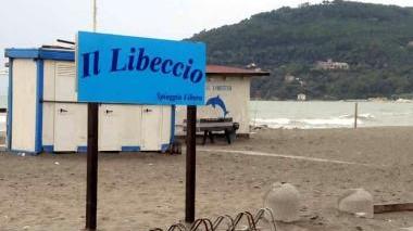Forzano una finestra e mettono a soqquadro il bagno Libeccio