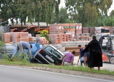 Perde il controllo dell'auto e si ribalta a bordo strada