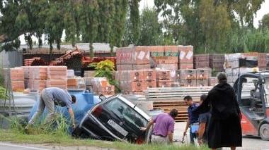 Perde il controllo dell'auto e si ribalta a bordo strada