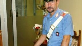Un carabiniere mostra la droga ed i soldi sequestrati dai militari nella casa di via Giordano Bruno