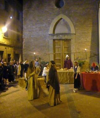 Un momento di una festa a Castelnuovo dove domani ci sar&agrave; la sagra del dolce 