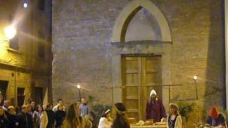 Un momento di una festa a Castelnuovo dove domani ci sarà la sagra del dolce
