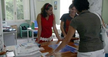 <b>LACCOGLIENZA.</b> Dipendenti danno informazioni ad alcuni turisti 