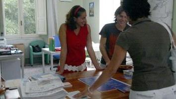 <b>L’ACCOGLIENZA.</b> Dipendenti danno informazioni ad alcuni turisti
