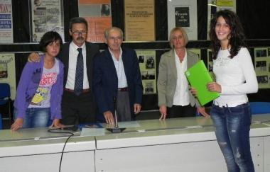 Margherita Bosi, prima classificata, mentre riceve il premio 
