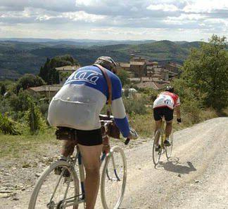 Una tappa del Giro d’Italia per biciclette d’epoca
