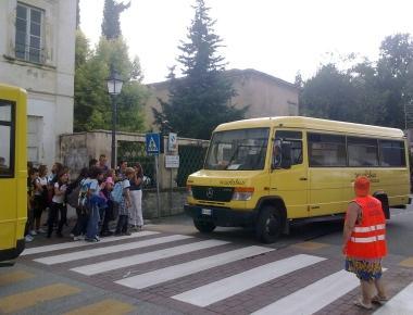 I nonni-vigilini al lavoro davanti alle scuole di Fauglia  