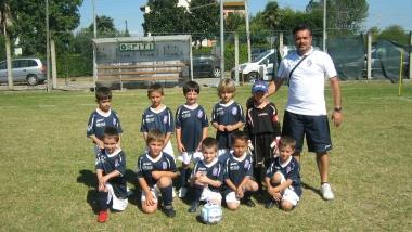 La squadra Scuola calcio del Lari Fratres Perignano allenata da mister Antonio DAddio       