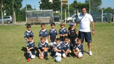 La squadra Scuola calcio del Lari Fratres Perignano allenata da mister Antonio D’Addio