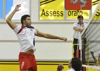 <b>SCHIACCIATA.</b> Emanuele Renzetti in azione in Coppa Italia 