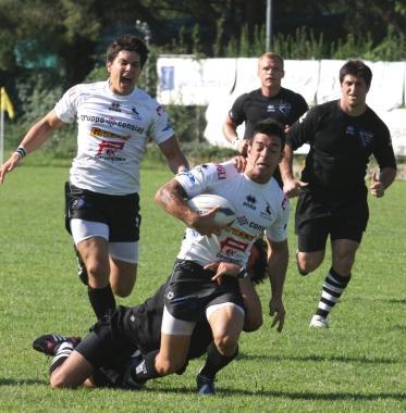 Unazione di gioco dei Cavalieri sul campo allo stadio Chersoni di Iolo 