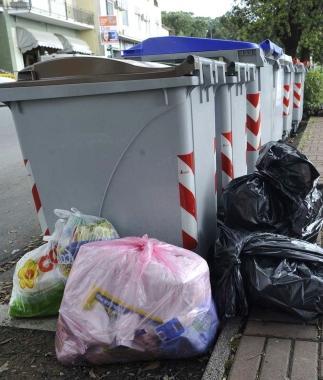<b>SPAZZATURA.</b> Abbandonata vicino ai cassonetti 