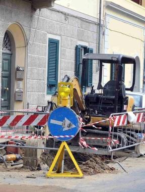 <b>Via del Mare. </b>Ecco la ruspa dellAsa al lavoro ieri mattina  