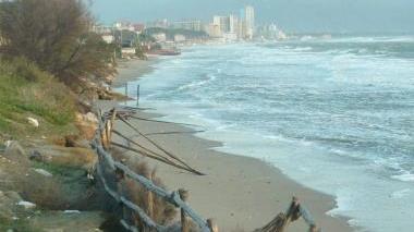 <b>SPIAGGIA.</b> Il mare continua a mangiarsi fette di arenile