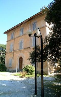 A destra: uno scorcio della restaurata Villa La Versiliana