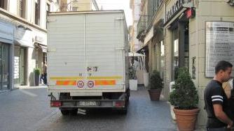 In alto il carrellino utilizzato dai due cileni per trasportare la merce rubata nel furgone
