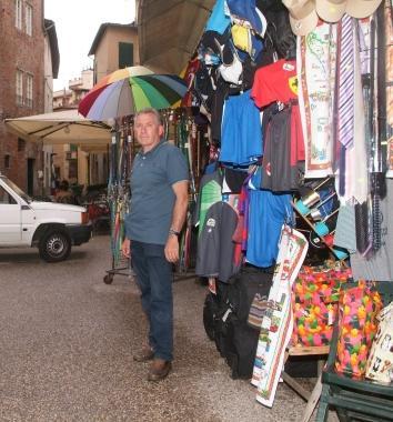 Ghelarducci al suo banco di pelletterie in piazza Scalpellini 